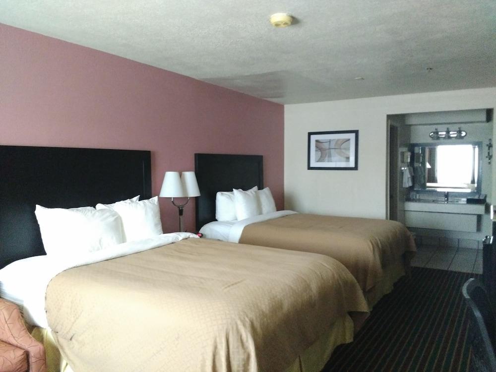 Baymont By Wyndham Del Rio Hotel Exterior photo