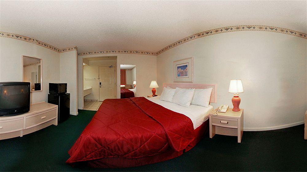 Baymont By Wyndham Del Rio Hotel Exterior photo
