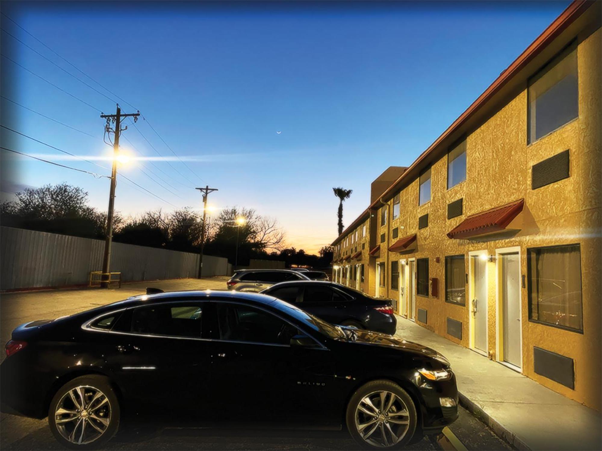 Baymont By Wyndham Del Rio Hotel Exterior photo